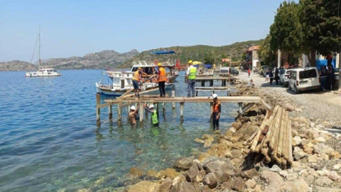 Marmaris'teki kaçak iskeleler yıkılıyor