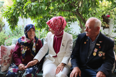 Manisa'da evliliklerinde yarım asra yaklaşan Bulut çiftine "Aile Yılı"na özel ziyaret