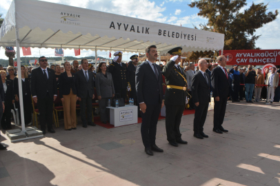 AYVALIK’TA CUMHURİYET BAYRAMI KUTLAMALARI ÇELENK SUNUMUYLA BAŞLADI