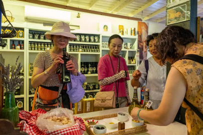 Çinli Turistlerin Çanakkale’deki Yeni Gözdesi Zeytinyağı Oldu