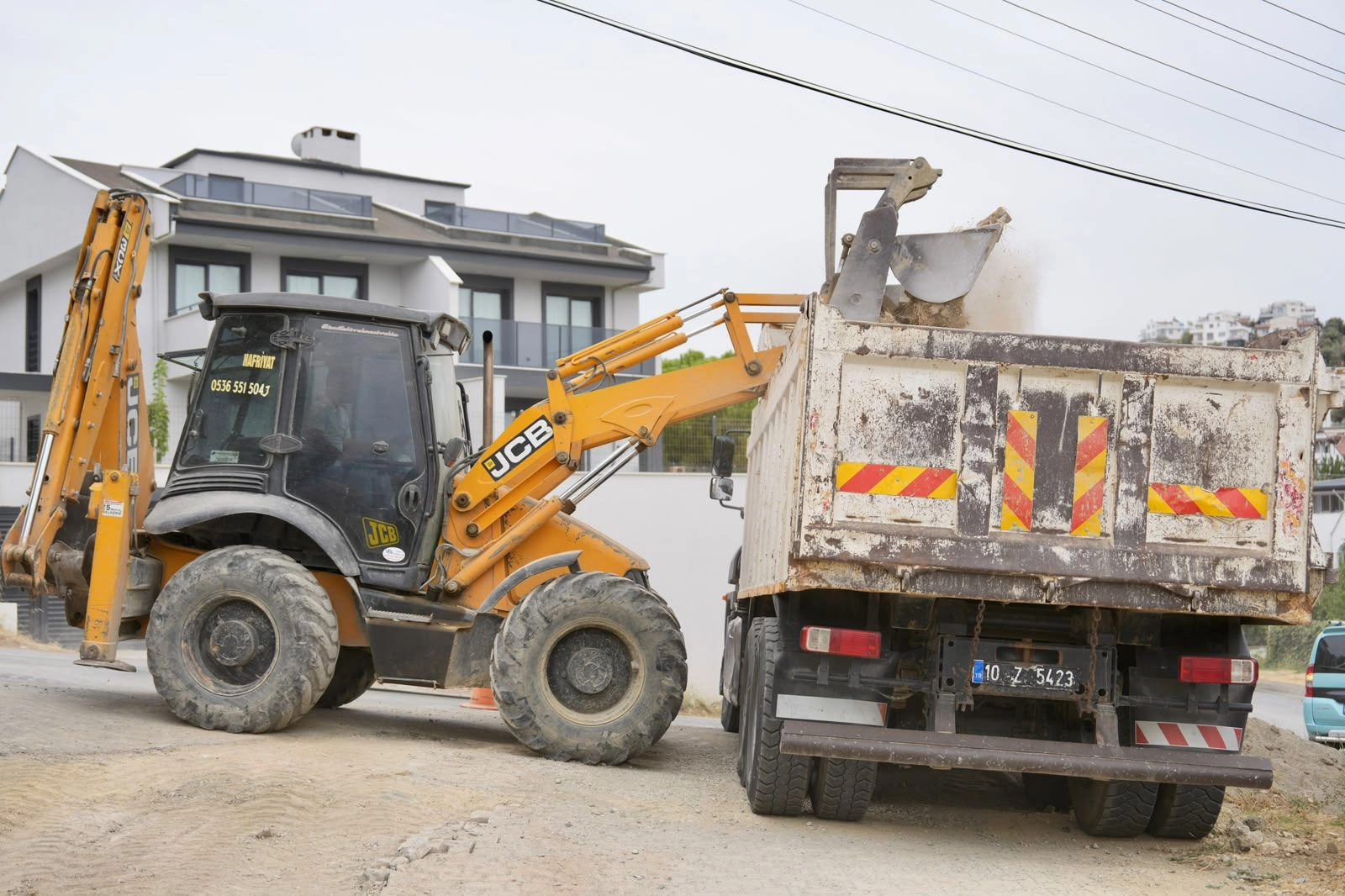 BURHANİYE’DE YOL YAPIM, BAKIM VE ONARIM ÇALIŞMALARINDA YOĞUN MESAİ