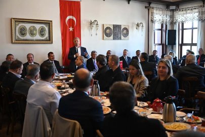 Mansur Yavaş, Tarihi Dönüşüm Sonrası Anafartalar Caddesi Esnafıyla Buluştu