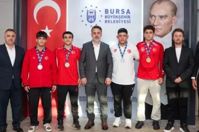 Bursa'nın madalyalı güreşçileri Biba'nın konuğu oldu