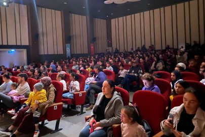 BALIKESİR BÜYÜKŞEHİR BELEDİYESİ ŞEHİR TİYATROSU İLK AYINDA SEYİRCİDEN TAM NOT ALDI